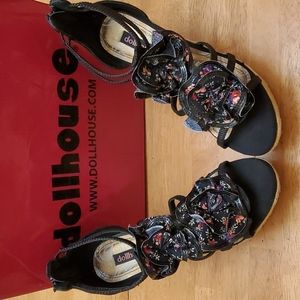 Dollhouse Astaire Wedge Sandals - Black - Size 9